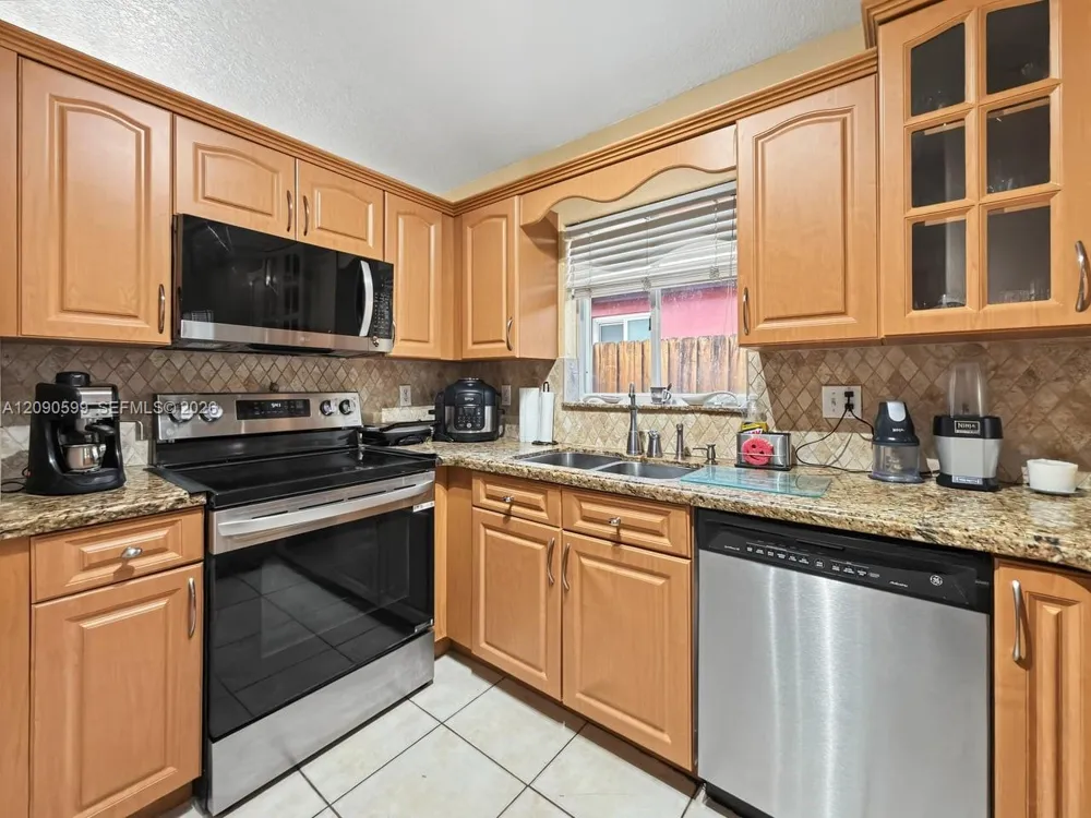 12711 NW 99th Pl Hialeah Gardens, FL 33018