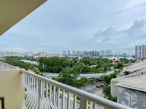 19201 Collins Avenue #1034