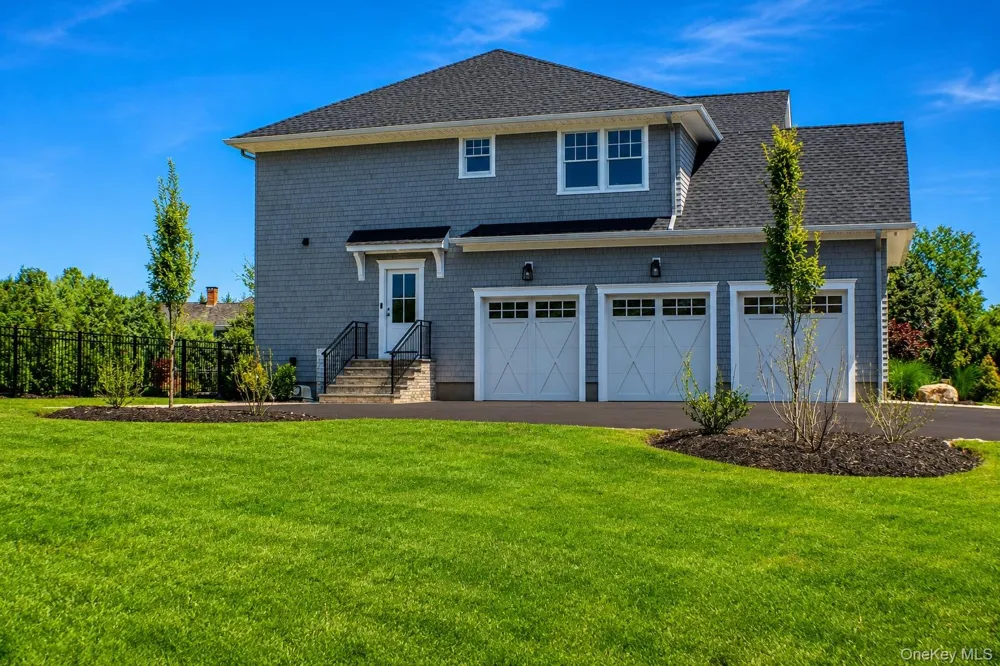 25 Jareds Path Brookhaven, NY 11719