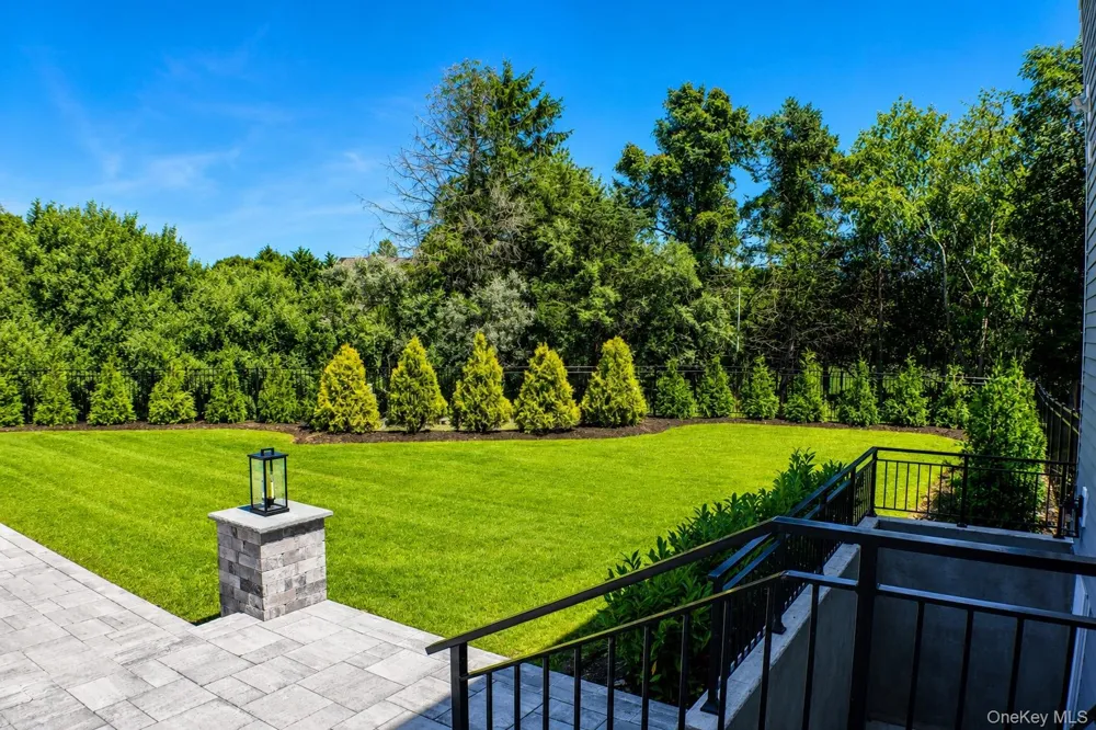 25 Jareds Path Brookhaven, NY 11719