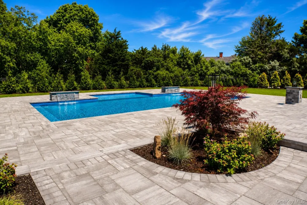 25 Jareds Path Brookhaven, NY 11719