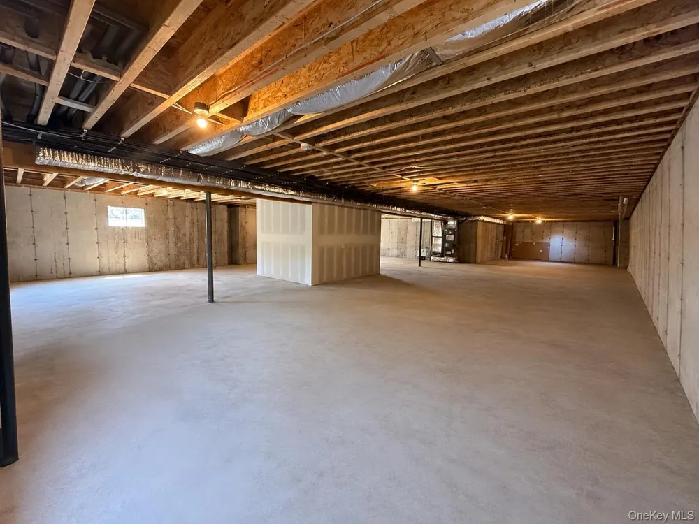25 Jareds Path Brookhaven, NY 11719