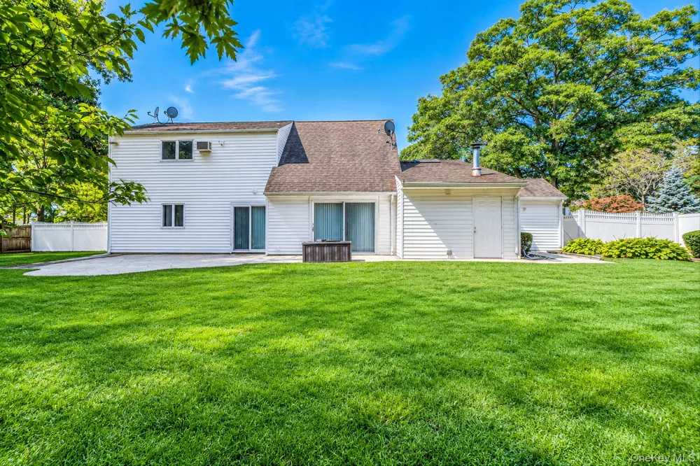17 Fenwick Avenue Farmingville, NY 11738