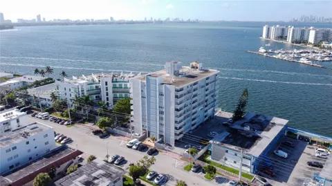 2016 Bay Dr #201