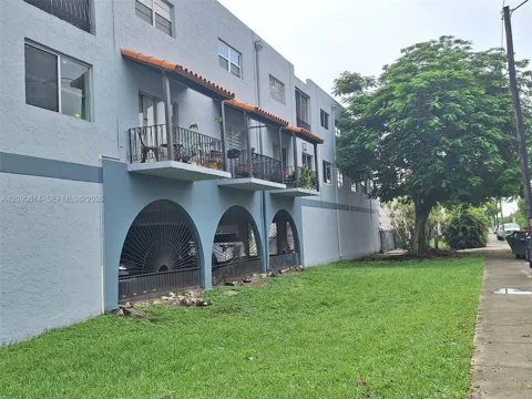 1300 W 53rd St #38