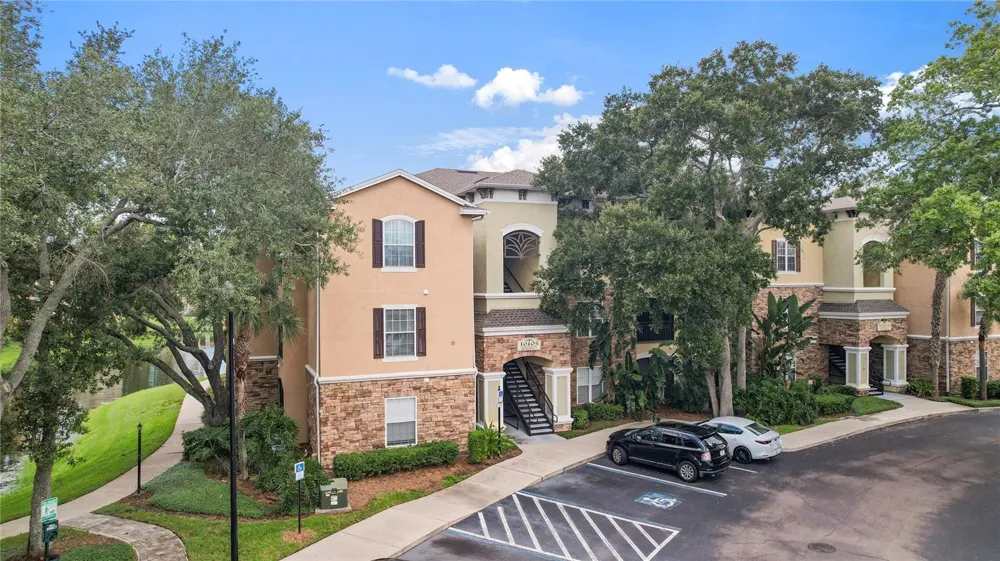 10105 COURTNEY OAKS CIRCLE #203 Tampa, FL 33619