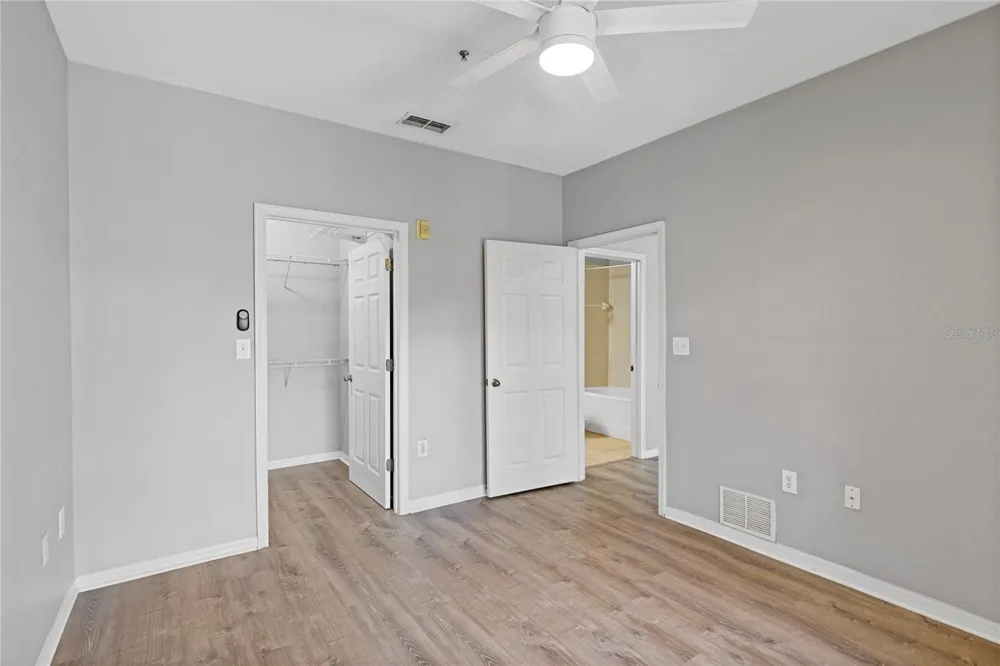 10105 COURTNEY OAKS CIRCLE #203 Tampa, FL 33619