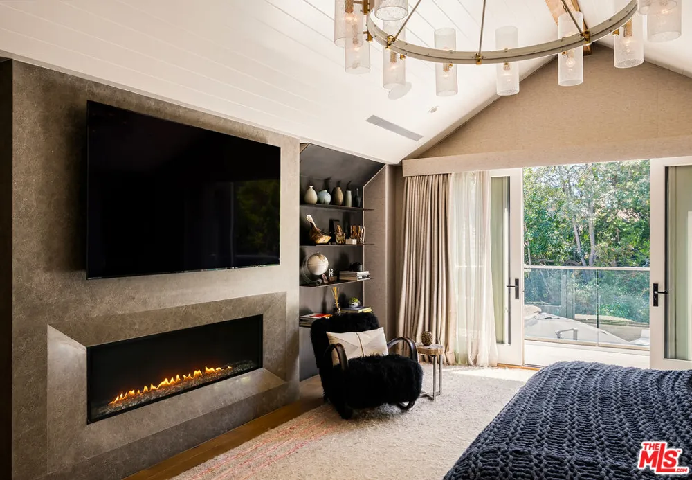 9910 Tower Lane Los Angeles, CA 90210