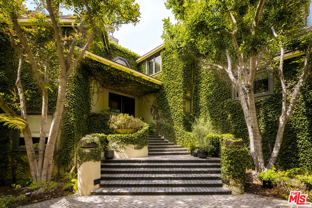 9910 Tower Lane Los Angeles, CA 90210