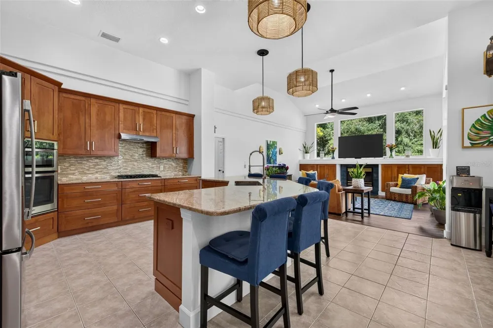 9136 HIGHLAND RIDGE WAY Tampa, FL 33647