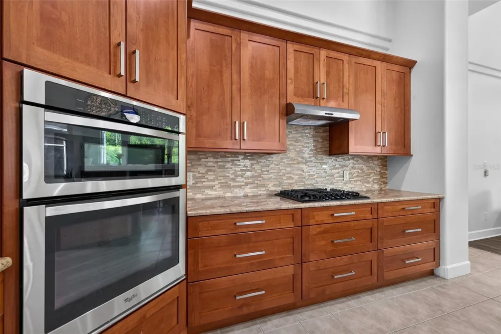 9136 HIGHLAND RIDGE WAY Tampa, FL 33647