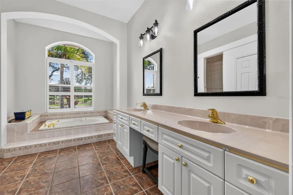 9136 HIGHLAND RIDGE WAY Tampa, FL 33647