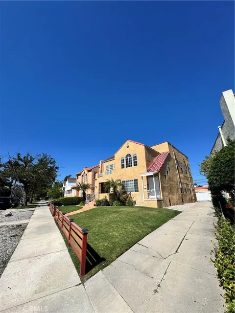 1046 S Citrus Avenue