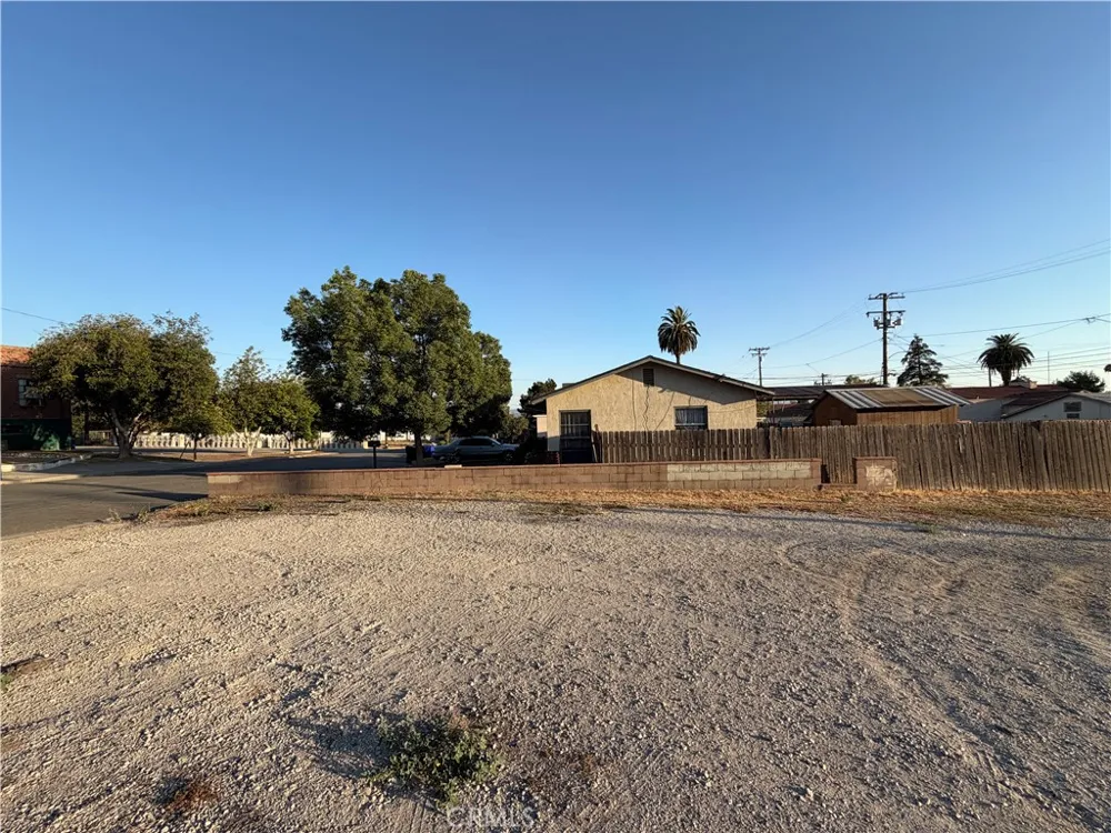6914 Center Highland, CA 92346