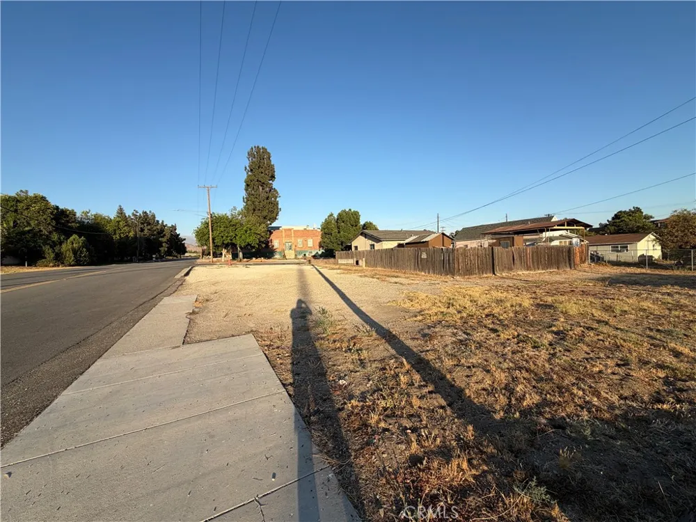 6914 Center Highland, CA 92346