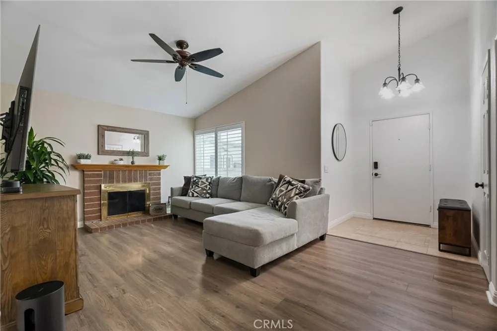 20755 Benz Saugus, CA 91350