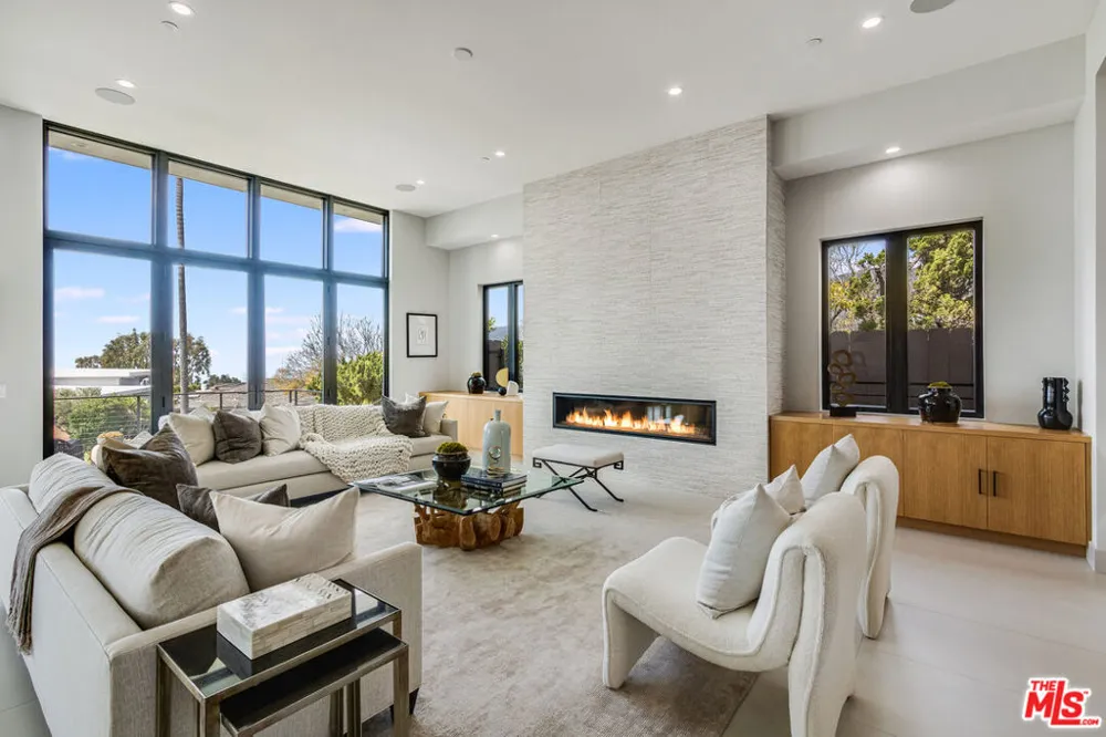 286 Quadro Vecchio Drive Los Angeles, CA 90272