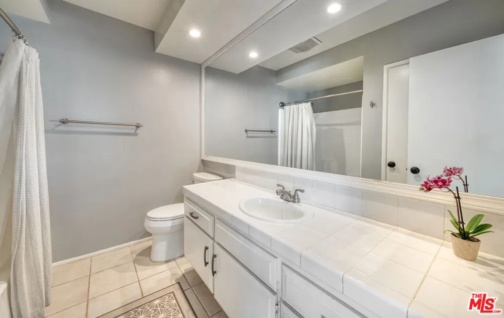 4247 Freedom Drive #502 Calabasas, CA 91302
