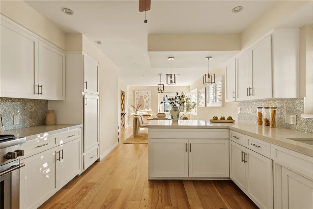 23642 Oxnard Woodland Hills, CA 91367