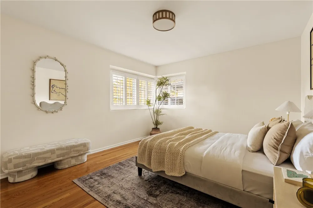 23642 Oxnard Woodland Hills, CA 91367