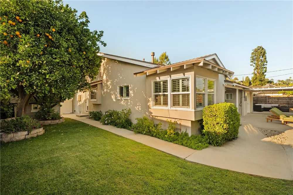 23642 Oxnard Woodland Hills, CA 91367