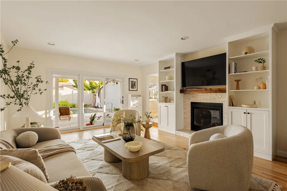 23642 Oxnard Woodland Hills, CA 91367