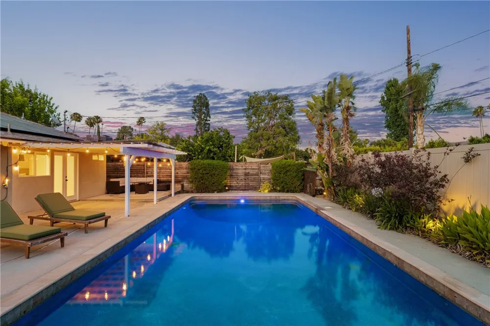 23642 Oxnard Woodland Hills, CA 91367