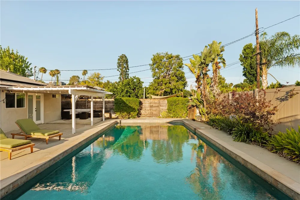 23642 Oxnard Woodland Hills, CA 91367