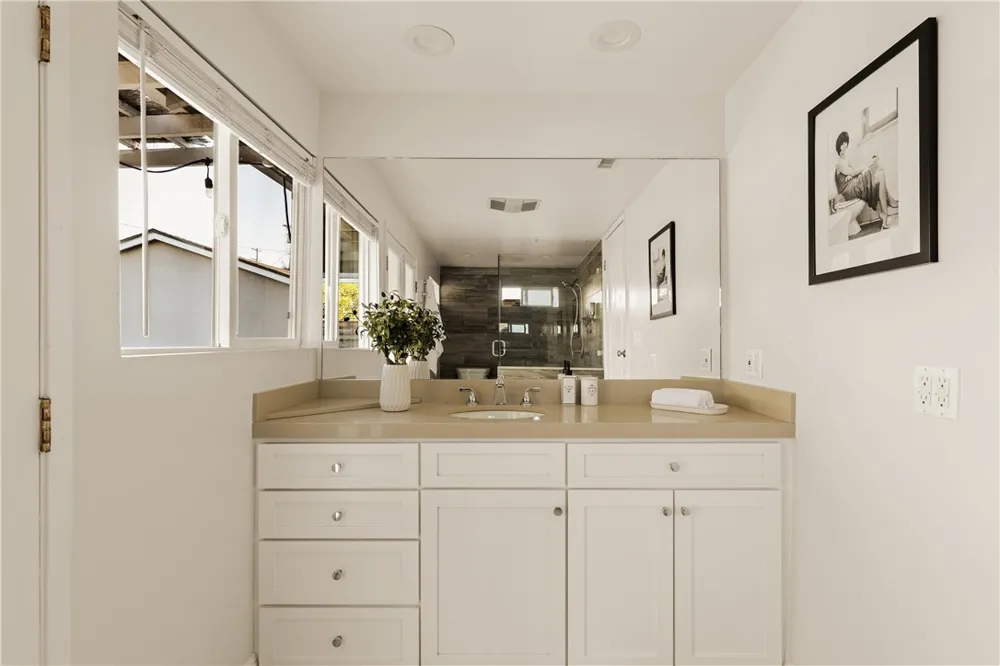 23642 Oxnard Woodland Hills, CA 91367