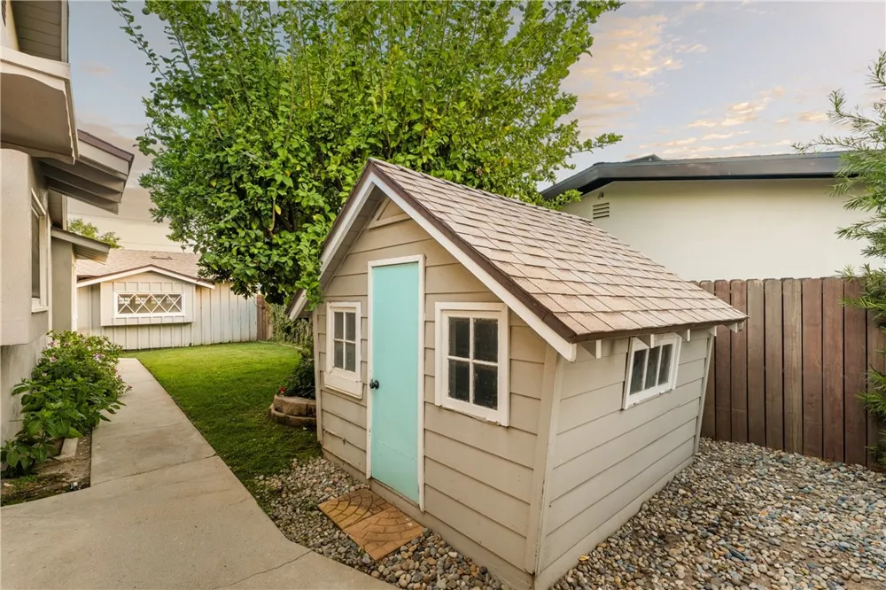 23642 Oxnard Woodland Hills, CA 91367