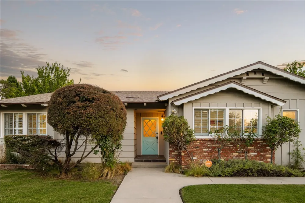 23642 Oxnard Woodland Hills, CA 91367