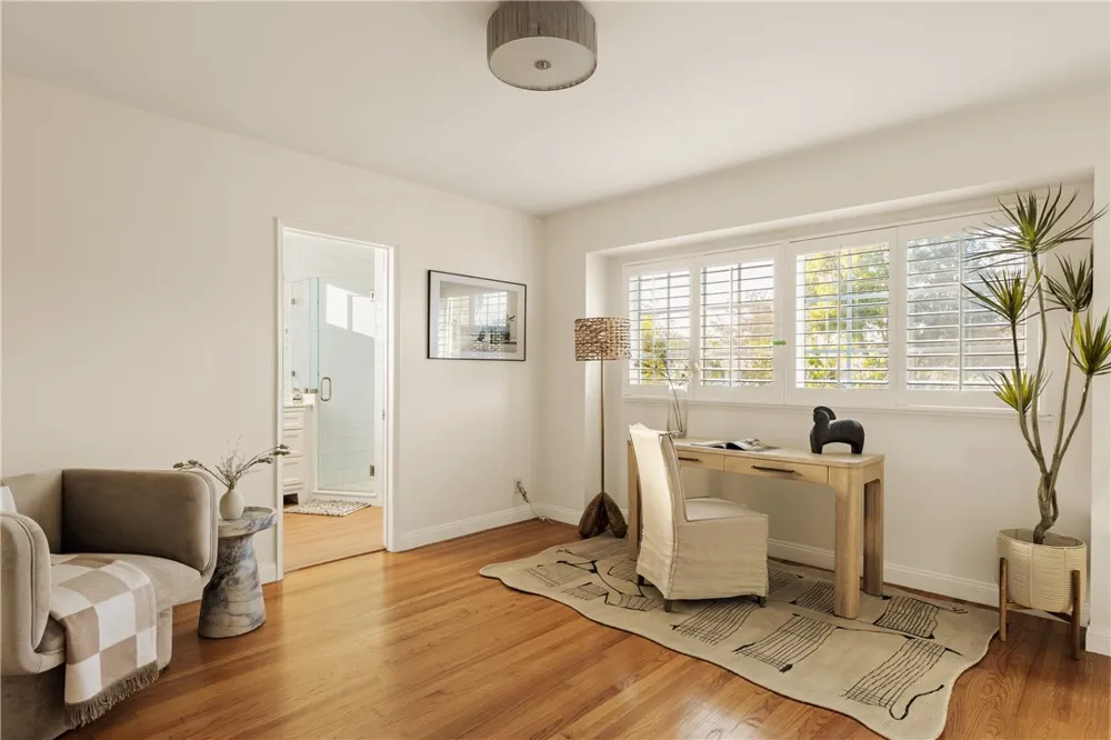 23642 Oxnard Woodland Hills, CA 91367