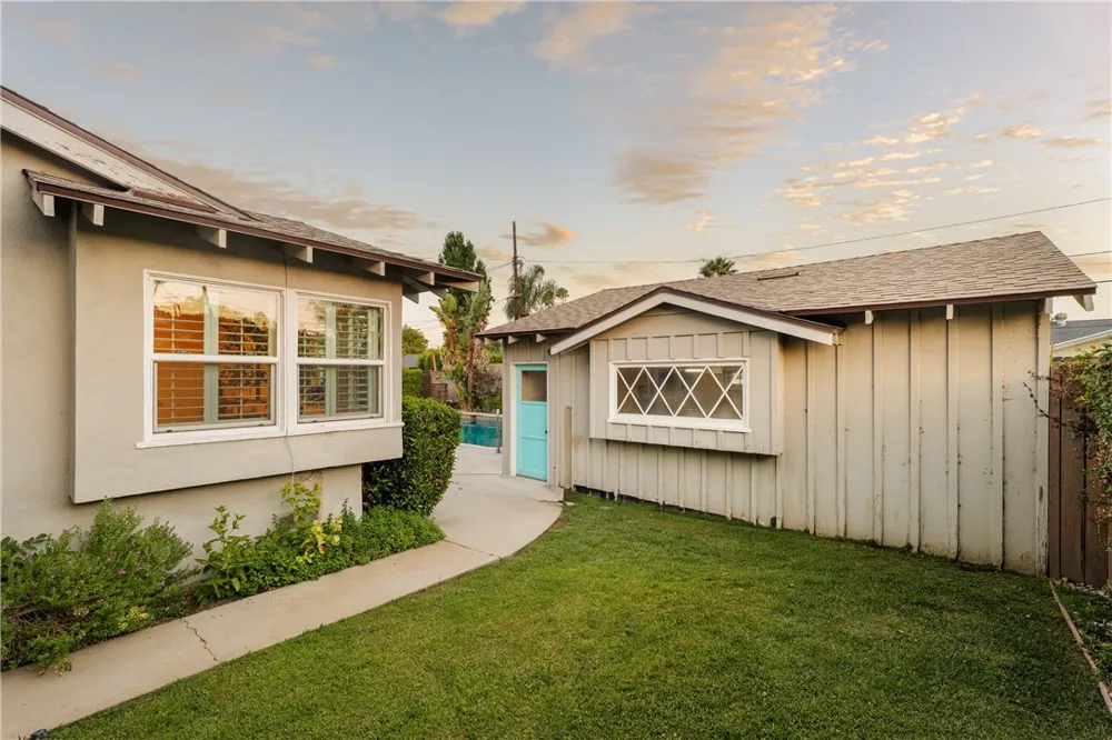 23642 Oxnard Woodland Hills, CA 91367