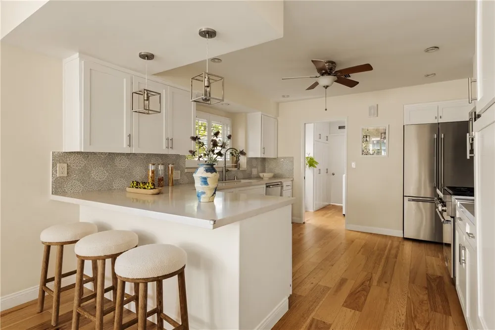 23642 Oxnard Woodland Hills, CA 91367