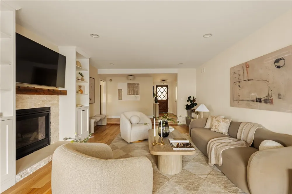 23642 Oxnard Woodland Hills, CA 91367