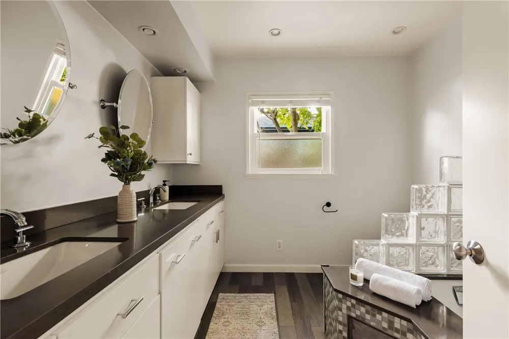 23642 Oxnard Woodland Hills, CA 91367