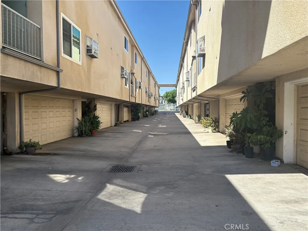 8800 Burnet #16 Los Angeles, CA 91343