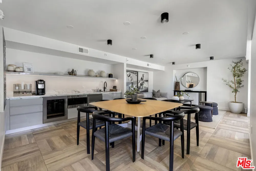153 San Vicente Boulevard #4H Santa Monica, CA 90402