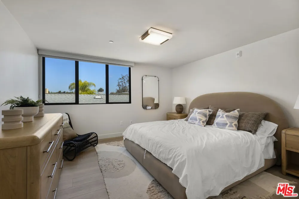 153 San Vicente Boulevard #4H Santa Monica, CA 90402