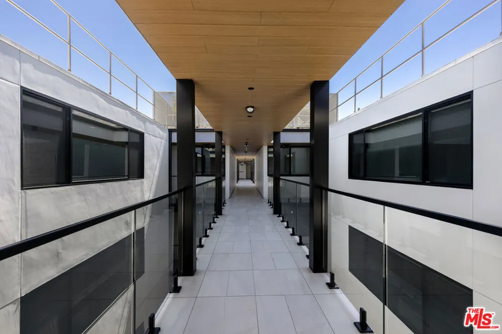 153 San Vicente Boulevard #4H Santa Monica, CA 90402
