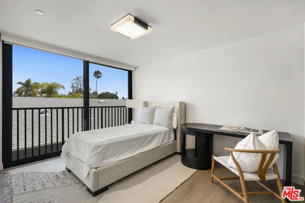 153 San Vicente Boulevard #4H Santa Monica, CA 90402