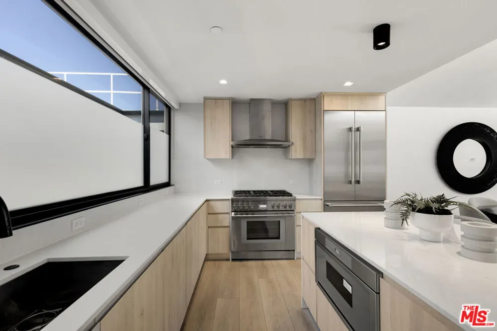 153 San Vicente Boulevard #4H Santa Monica, CA 90402