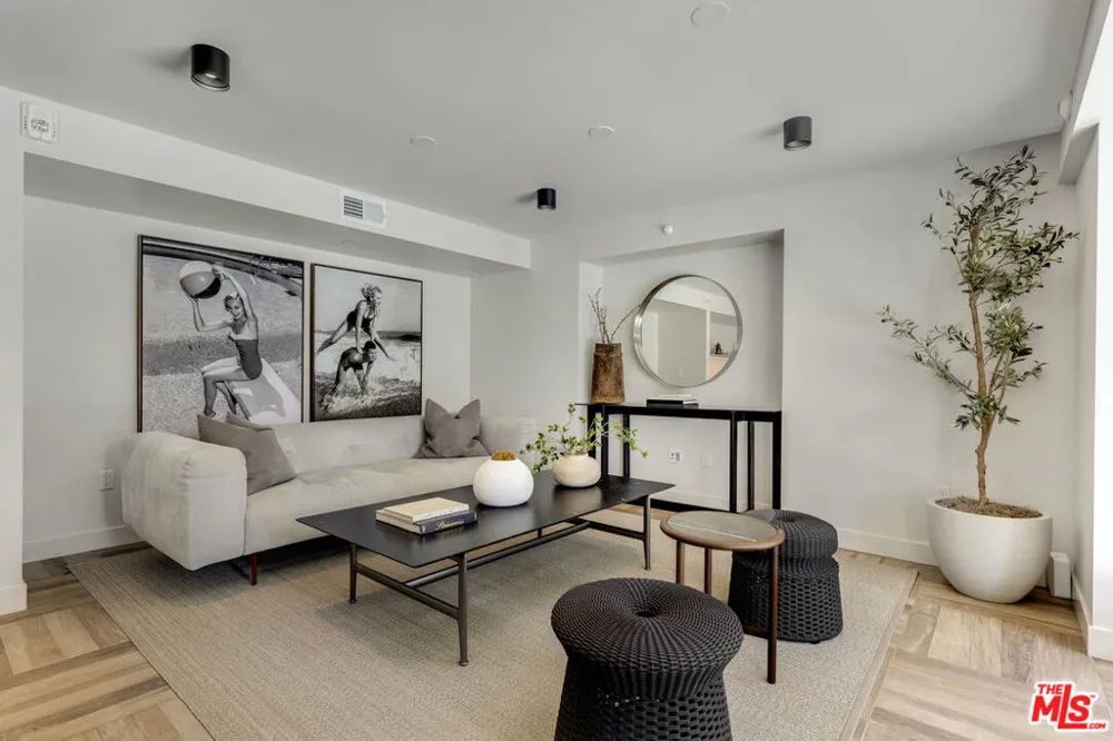 153 San Vicente Boulevard #4H Santa Monica, CA 90402