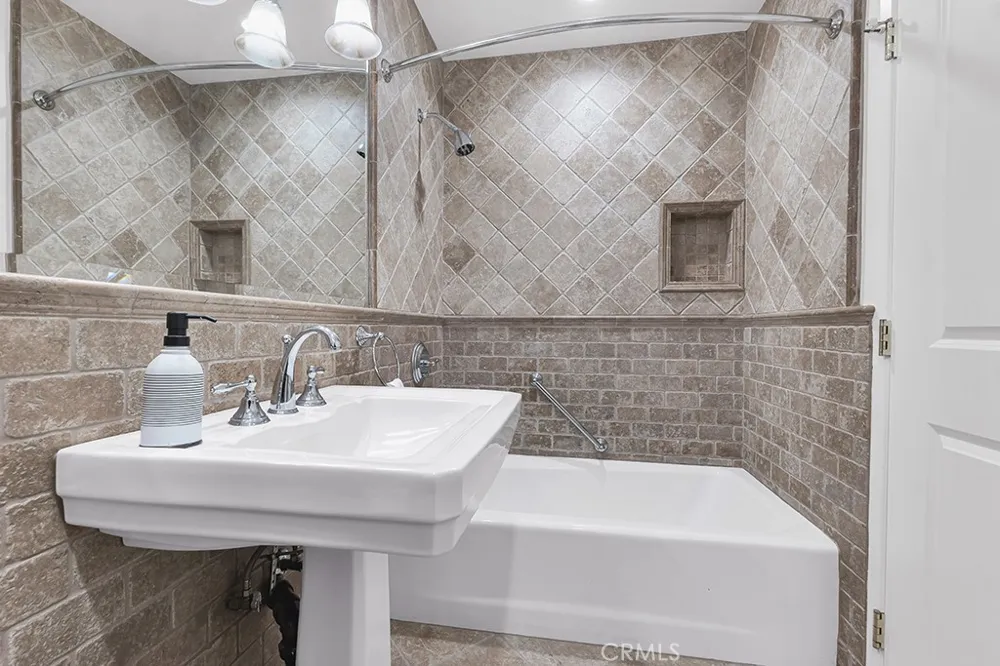 26106 Veva Way Calabasas, CA 91302