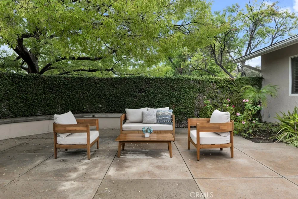 26106 Veva Way Calabasas, CA 91302