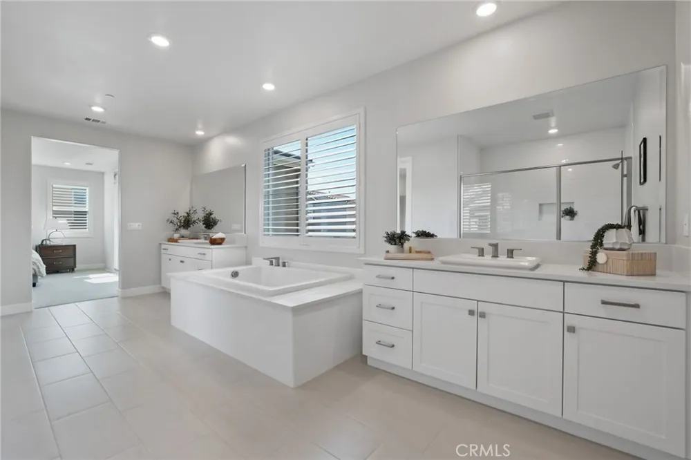 624 Pelion Lake Forest, CA 92630