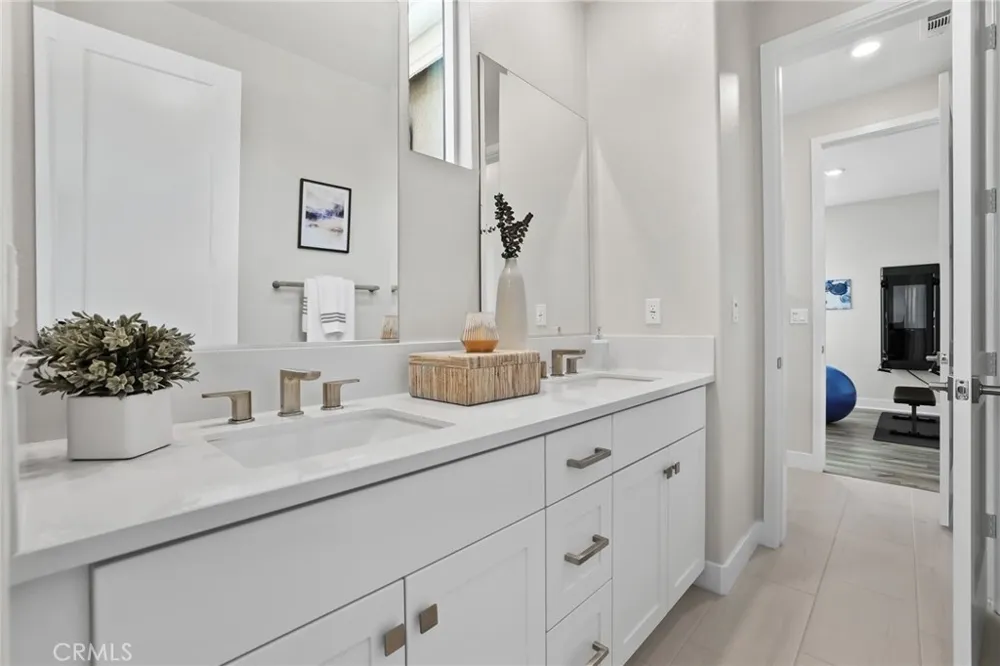 624 Pelion Lake Forest, CA 92630