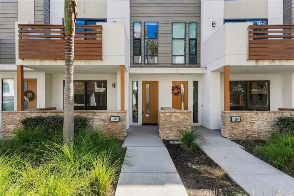 1682 Grandview Costa Mesa, CA 92627