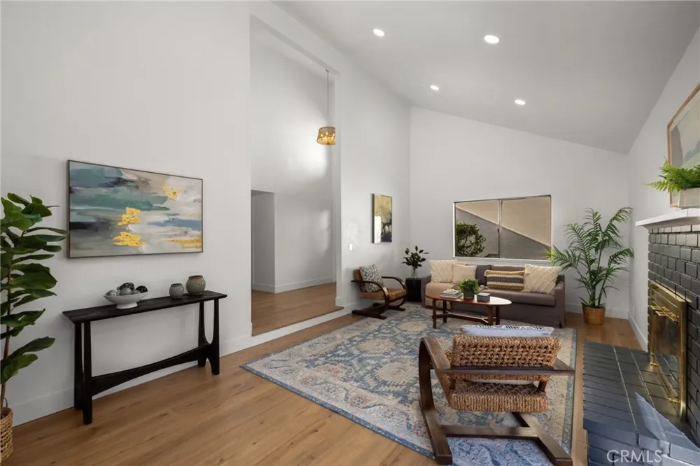 987 Modjeska Costa Mesa, CA 92627
