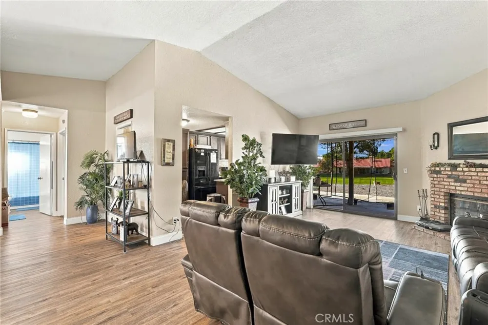 2518 Beech Tree Hemet, CA 92545